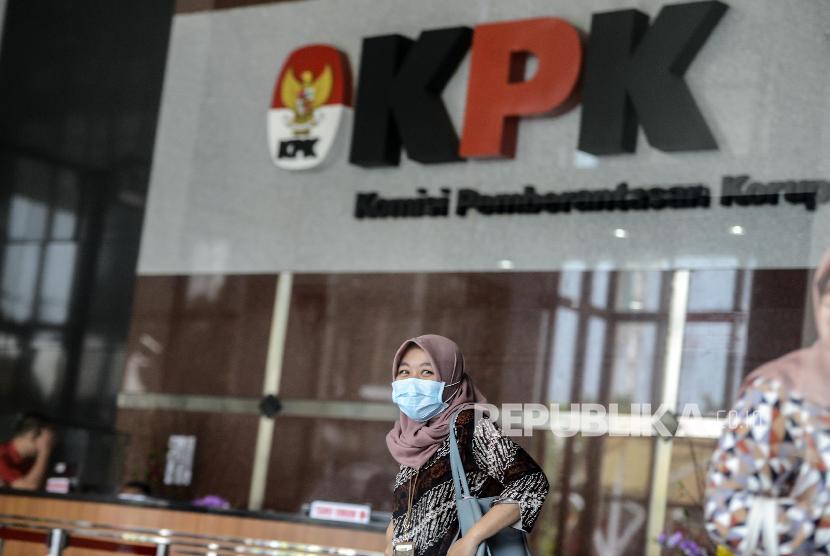 Pegawai KPK memakai masker saat beraktivitas di Gedung KPK, Jakarta, Jumat (13/3).