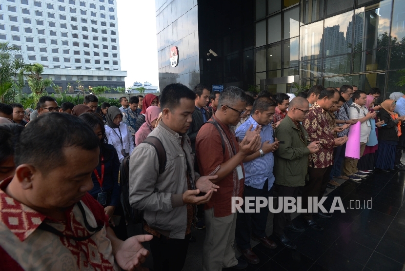 Pegawai KPK yang tergabung dalam Wadah Pegawai KPK melakukan doa bersama untuk kesembuhan Novel Baswedan saat melakukan aksi solidaritas di Gedung KPK Jakarta, Kamis (13/7).