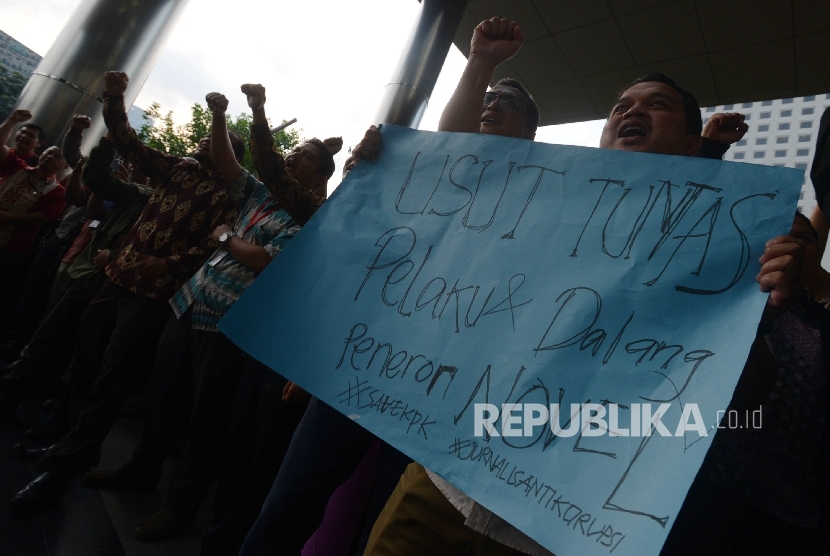 Pegawai KPK yang tergabung dalam Wadah Pegawai KPK menunjukan spanduk berisikan usut tuntas kasus novel seusai berdoa bersama untuk kesembuhan Novel Baswedan saat melakukan aksi solidaritas di Gedung KPK Jakarta, Kamis (13/7).