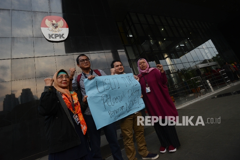 Pegawai KPK yang tergabung dalam Wadah Pegawai KPK menunjukan spanduk berisikan usut tuntas kasus novel seusai berdoa bersama untuk kesembuhan Novel Baswedan saat melakukan aksi solidaritas di Gedung KPK Jakarta, Kamis (13/7). 