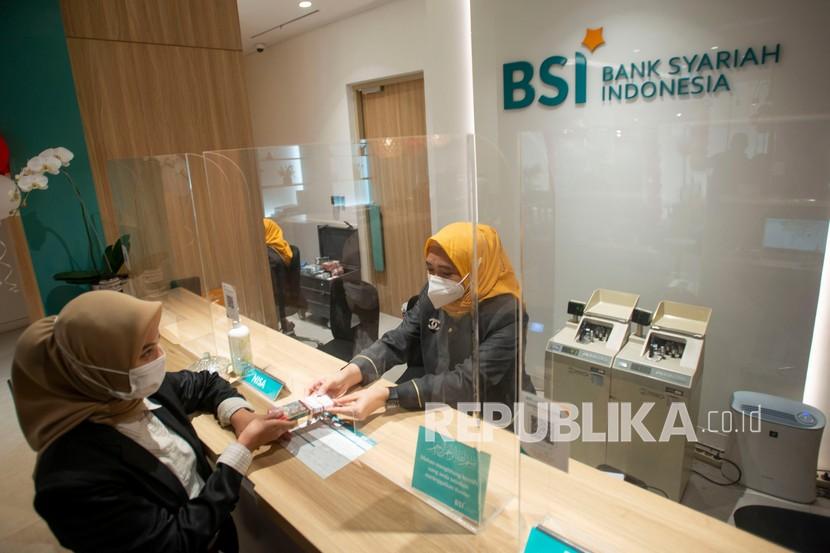 Pegawai melayani nasabah di Kantor Cabang Digital Bank Syariah Indonesia (BSI) Thamrin, Jakarta, Selasa (24/8). Kehadiran PT Bank Syariah Indonesia Tbk (BSI), bank hasil merger tiga bank Syariah milik Himbara dipastikan tidak menimbulkan praktik monopoli.