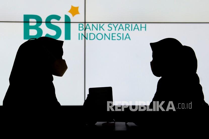 Pegawai melayani nasabah di Kantor Cabang Digital Bank Syariah Indonesia (BSI) Thamrin, Jakarta, Selasa (24/8/2021). Pada semester I tahun 2021 BSI mencatat perolehan laba bersih sebesar Rp1,1 triliun, menyalurkan pembiayaan hingga Rp161,5 triliun dan mencatatkan total aset sebesar Rp247,3 triliun hingga Juni 2021. 