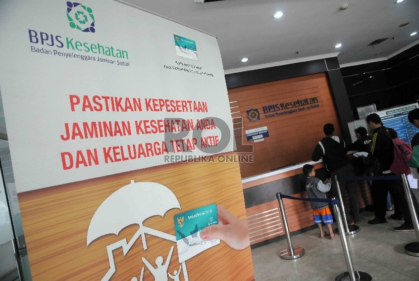 Pegawai melayani peserta Badan Penyelenggara Jaminan Sosial (BPJS) Kesehatan di Kantor BPJS Kesehatan cabang Jakarta Selatan, Rabu (25/11).