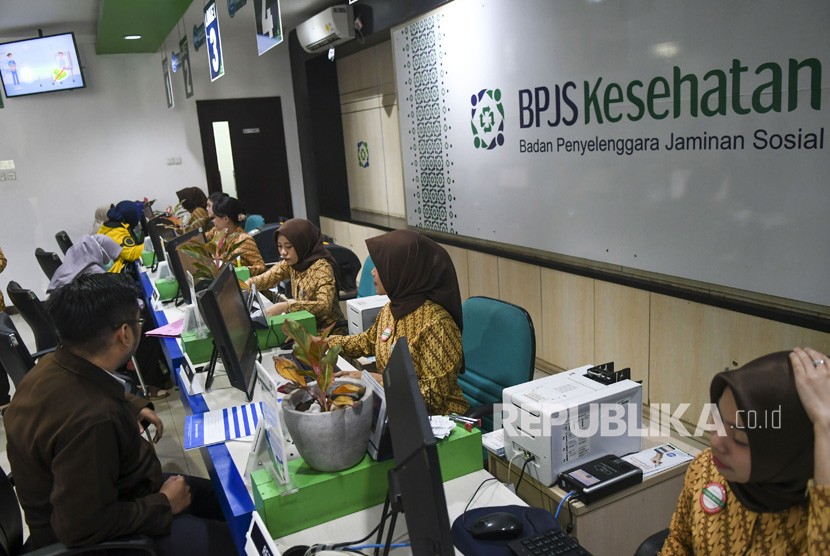 Pegawai melayani warga di kantor Badan Penyelenggara Jaminan Sosial (BPJS) Kesehatan Jakarta Pusat, di kawasan Matraman, Jakarta, Selasa (5/11). (ilustrasi) 