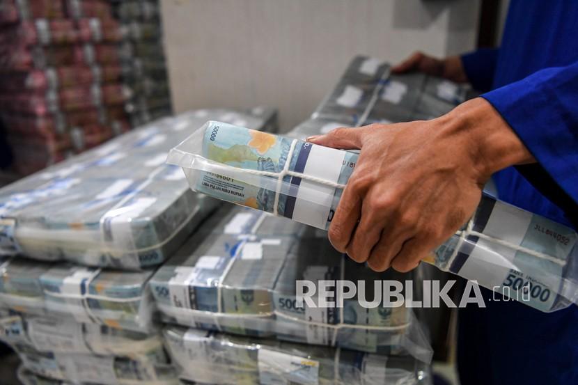 Pegawai menata uang tunai pecahan Rp50 ribu yang akan dikirimkan ke kantor cabang di Sentra Kas Bank Mandiri, Jakarta, Rabu (6/4/2022). OJK mencatat perkembangan sektor keuangan tetap stabil terjaga. Ilustrasi.