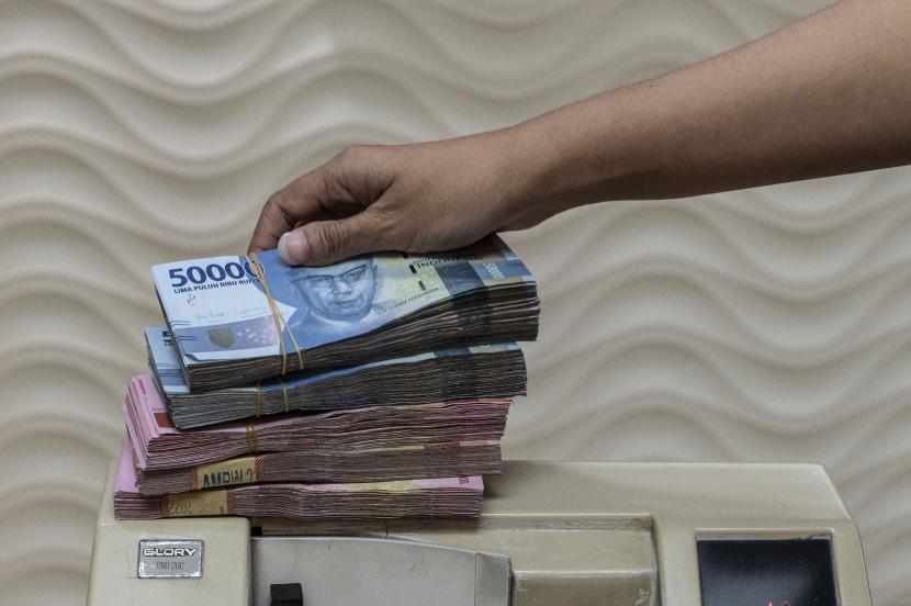 Pegawai menghitung uang Rupiah di salah satu tempat penukaran uang di Jakarta, Kamis (25/8/2022). Kementerian Keuangan (Kemenkeu) sudah mulai memanggil 69 pegawai Kemenkeu berharta tak wajar sejak Senin lalu. 
