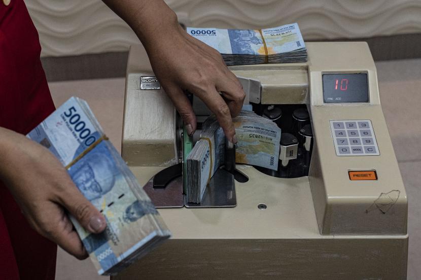 Pegawai menghitung uang Rupiah di salah satu tempat penukaran uang di Jakarta, Kamis (25/8/2022). Pemerintah menyerap dana sebesar Rp 14 triliun dari lelang enam seri sukuk negara atau surat berharga syariah negara (SBSN) pada 7 Februari 2023.