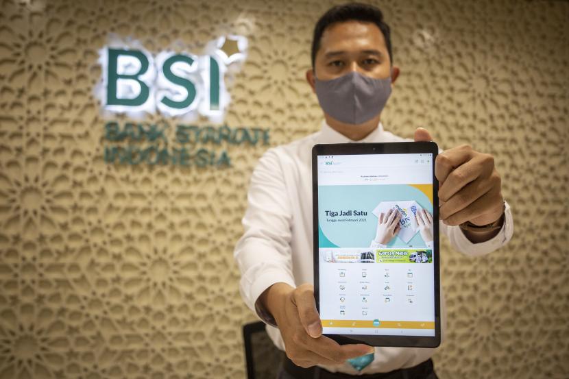 Pegawai menunjukan aplikasi Bank Syariah Indonesia (BSI) usai peresmiannya di Jakarta, Senin (1/2).