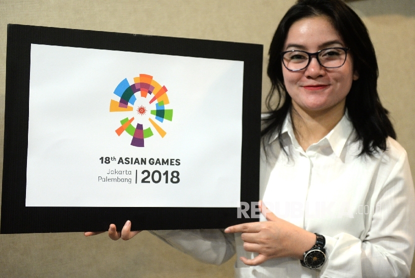 Seorang pegawai menunjukan logo Asian Games 2018 usai serah terima logo Asian Games 2018 di Komplek Istana Negara, Jakarta, Kamis (28/7).  (Republika/Wihdan)