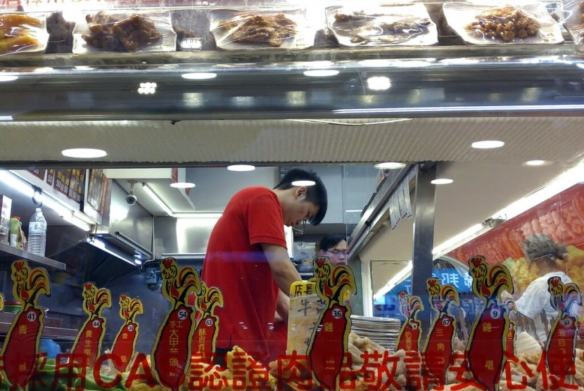 Pegawai menyiapkan makanan di pasar malam Taipei, Taiwan, belum lama ini.