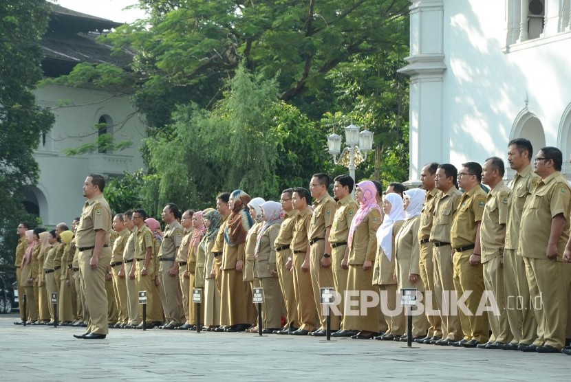 Pegawai Negeri Sipil (PNS) melakukan upacara pagi hari pertama masuk kerja (Ilustrasi)