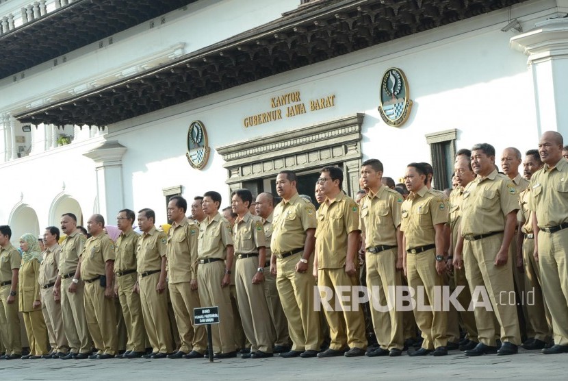 Pegawai Negeri Sipil (PNS) melakukan upacara pagi hari pertama masuk kerja usai libur Lebaran, di Halaman Gedung Sate, Kota Bandung, Senin (11/7). (Republika/Edi Yusuf)