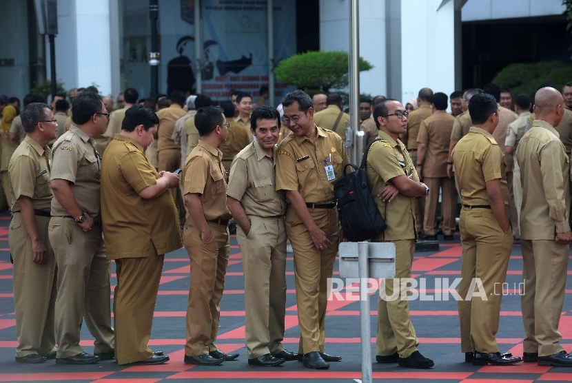  Pegawai Negeri Sipil (PNS) mengikuti Halal Bihalal di halaman kantor Kemendagri, Jakarta, Senin (3/7).