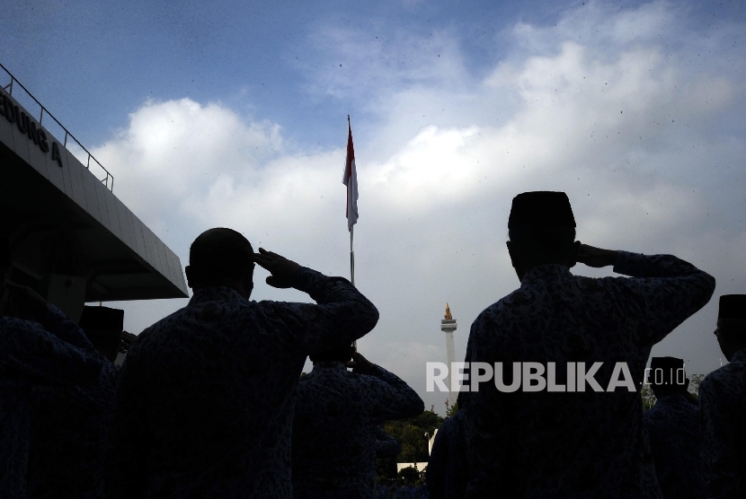  Pegawai Negeri Sipil (PNS) mengikuti upacara di lingkungan Kementerian Kementerian Dalam Negeri, Jakarta, Rabu (1/6). (Republika/Tahta Aidilla)