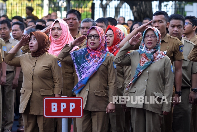 [ilustrasi] Aparatur Sipil Negara (ASN) mengikuti upacara hari pertama kerja di halaman kantor Kemendagri, Jakarta, Senin (3/7). 