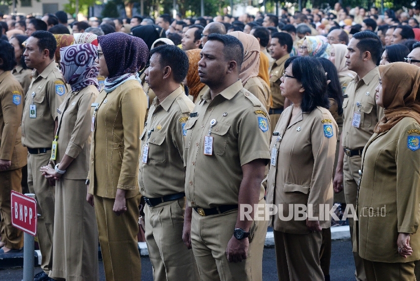  Pegawai Negeri Sipil (PNS) mengikuti upacara hari pertama kerja di halaman kantor Kemendagri, Jakarta, Senin (3/7). 