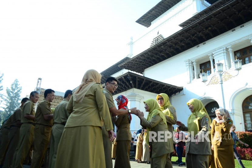 Pegawai Negeri Sipil (PNS) Pemprov Jabar bersalaman pada apel pagi sekaligus halal bihalal di halaman Gedung Sate, Kota Bandung, Senin (3/7).