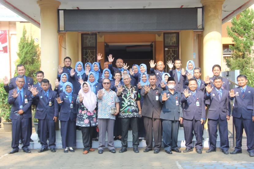 Pegawai pada Dinas Penanaman Modal dan Pelayanan Terpadu Satu Pintu (DPMPTSP) Kabupaten Purbalingga, Jawa Tengah, usai menandatangani Komitmen Bersama mewujudkan pembangunan Zona Integritas Menuju Wilayah Bebas Korupsi (WBK) dan Wilayah Birokrasi Bersih Melayani (WBBM).