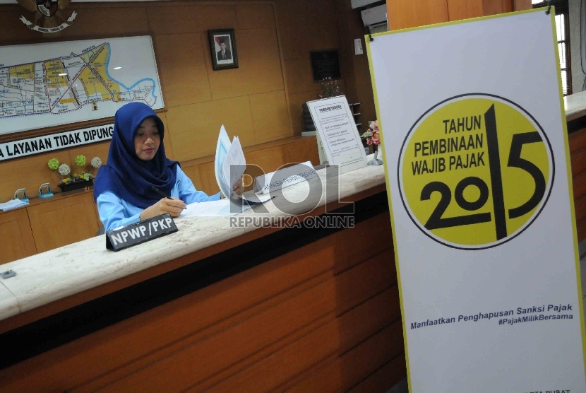 Pegawai pajak memeriksa kelengkapan Surat Pemberitahuan (SPT) pajak dari wajib pajak di Kantor Pelayanan Pajak Pratama Jakarta Menteng Satu, Jakarta.