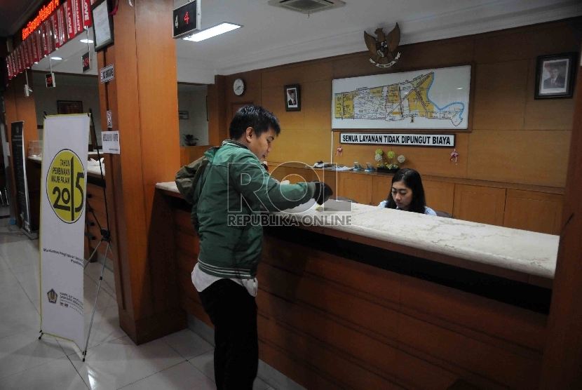 Pegawai pajak menerima Surat Pemberitahuan (SPT) pajak dari wajib pajak di Kantor Pelayanan Pajak Pratama Jakarta Menteng Satu, Jakarta, Rabu (2/12).