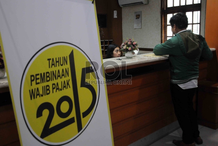 Pegawai pajak menerima Surat Pemberitahuan (SPT) pajak dari wajib pajak di Kantor Pelayanan Pajak Pratama Jakarta Menteng Satu, Jakarta, Rabu (2/12). 