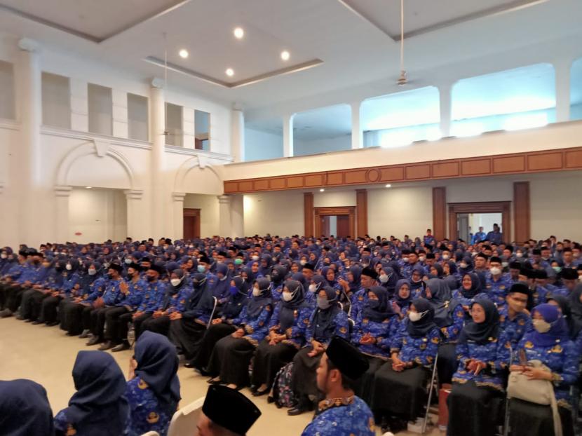 Pegawai Pemerintah dengan Perjanjian Kerja (PPPK) guru di lingkungan Pemerintah Daerah Kota Sukabumi menerima surat keputusan (SK) pengangkatan di Gedung Juang 45 Kota Sukabumi 21 September 2022 (ilustrasi).