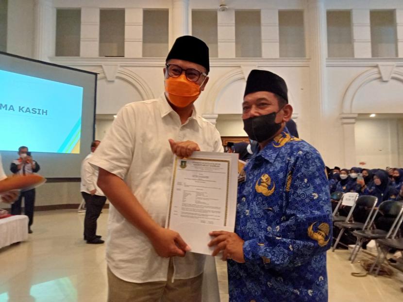 Pegawai Pemerintah dengan Perjanjian Kerja (PPPK) guru di lingkup Pemkot Sukabumi mendapatkan SK pengangkatan di Gedung Juang 45 Kota Sukabumi, Rabu (21/9/2022).
