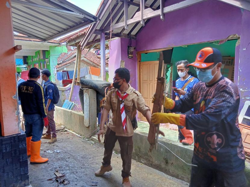 Pegawai Pemkot Sukabumi dipimpin Wali Kota Sukabumi Achmad Fahmi kerja bakti di lokasi bencana banjir Kecamatan Baros, Kota Sukabumi, Selasa (22/2/2022)