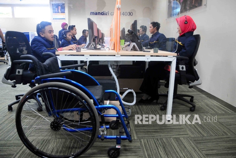 Pegawai penyandang disabilitas Bank Mandiri melayani nasabah