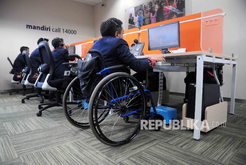 Pegawai penyandang disabilitas di sebuah bank. (Ilustrasi) (Republika/Agung Supriyanto)