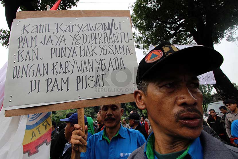 Pegawai Perusahaan Daerah Air Minum (PDAM) Jaya berunjuk rasa di Balai Kota DKI Jakarta, Kamis (27/2).