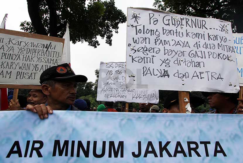 Pegawai Perusahaan Daerah Air Minum (PDAM) Jaya berunjuk rasa di Balai Kota DKI Jakarta, Kamis (27/2).