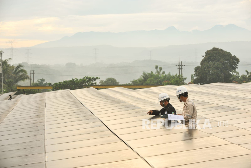 Pegawai PLN bekerja di salah satu pembangkit EBT, Pembangkit Listrik Tenaga Surya (PLTS).