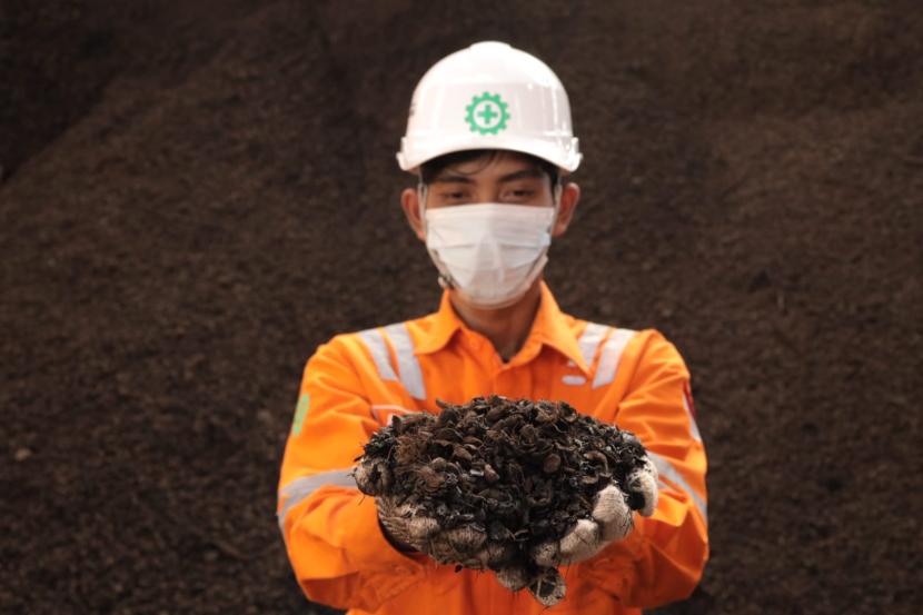 Pegawai PLN Indonesia Power memeriksa biomassa dari cangkang sawit untuk bahan bakar pengganti batu bara di PLTU Sintang, Kalimantan Barat.
