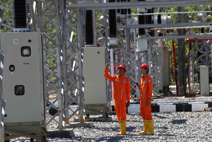 Pegawai PLN memeriksa sistem kelistrikan (ilustrasi). PLN memastikan seluruh sistem kelistrikan di Indonesia dalam kondisi cukup. Ketersediaan pasokan listrik ini didukung oleh beroperasinya pembangkit listrik dari program 35.000 Megawatt (MW).