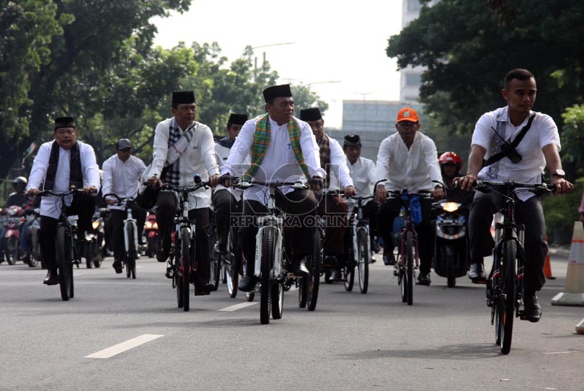 Pegawai PNS Provinsi DKI Jakarta naik sepeda berangkat ke Kantor Balaikota DKI Jakarta, Jumat (3/1).   (Republika/Yasin Habibi)