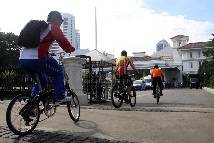  Pegawai PNS Provinsi DKI Jakarta naik sepeda berangkat ke Kantor Balaikota DKI Jakarta, Jumat (3/1).   (Republika/Yasin Habibi)