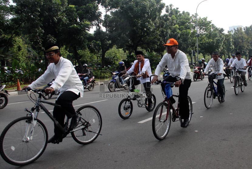  Pegawai PNS Provinsi DKI Jakarta naik sepeda berangkat ke Kantor Balaikota DKI Jakarta, Jumat (3/1).   (Republika/Yasin Habibi)
