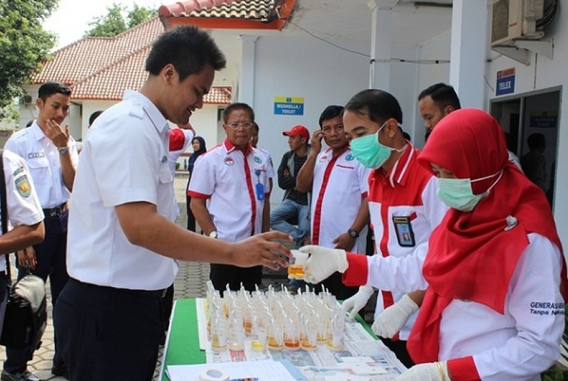 Pegawai PT KAI Daerah Operasional (Daop) III Cirebon menjalani tes urine yang dilakukan hasil kerja sama dengan BNN, Senin (7/11).