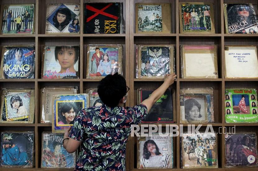 Pegawai RRI Surabaya menata piringan hitam album lagu lawas di Ruang Restorasi Piringan Hitam di RRI Surabaya, Jawa Timur. Baru-baru ini, pemerintah menerbitkan PP Nomor 56 Tahun 2021 tentang Pengelolaan Royalti Hak Cipta Lagu dan/atau Musik. (ilustrasi)  