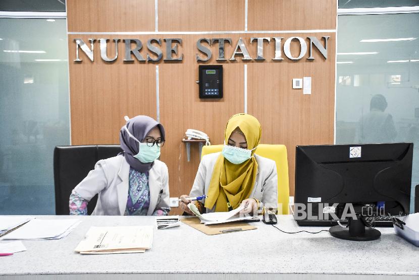 Pegawai Rumah Sakit mengenakan masker saat bertugas di Instalasi Gawat Darurat (IGD). Ilustrasi.