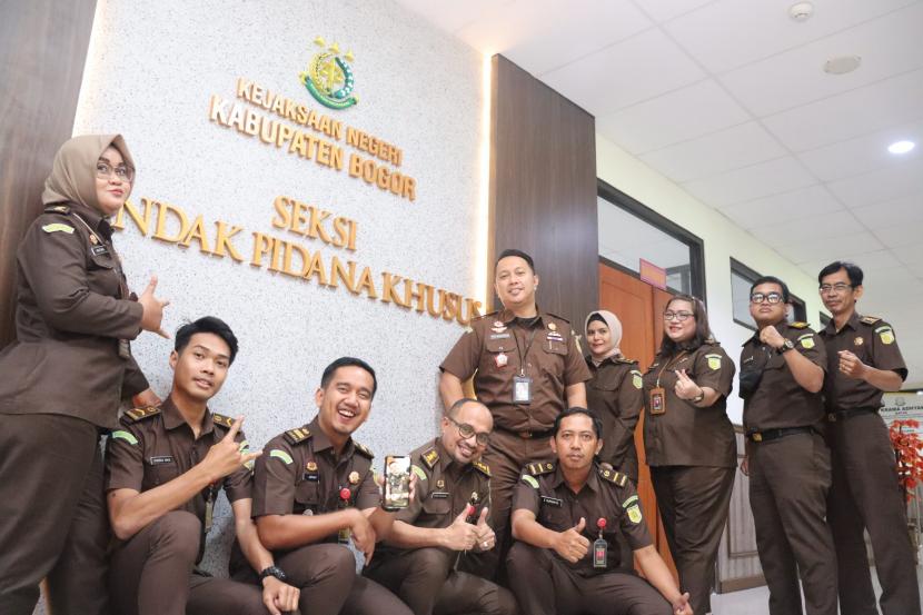 Pegawai Seksi Tindak Pidana Khusus Kejaksaan Negeri (Kejari) Kabupaten Bogor.