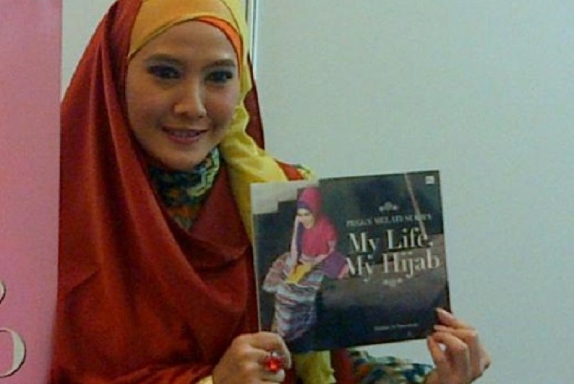 Peggy Melati Sukma meluncurkan buku.
