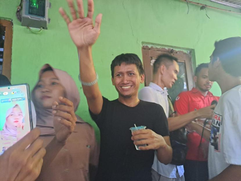 Pegi Setiawan tiba di rumahnya di Desa Kepongpongan, Kecamatan Talun, Kabupaten Cirebon, Selasa (9/7/2024). Kedatangannya disambut ratusan warga. Pegi juga melantunkan sholawat dan menyampaikan terima kasih kepada warga yang menyambutnya. 
