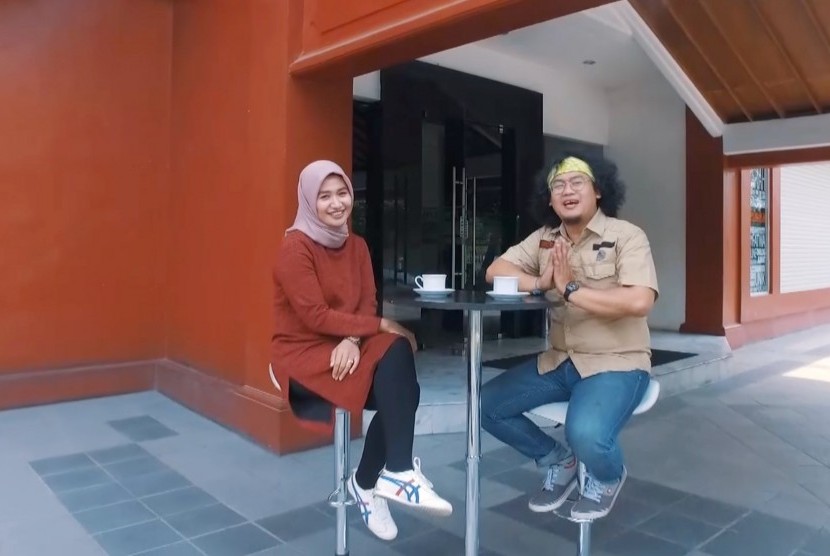 Pegiat alam bebas, Dewi Anggraini Nurfadilah (Kiri) dan Jurnalis Republika, Fian Firatmaja (Kanan)