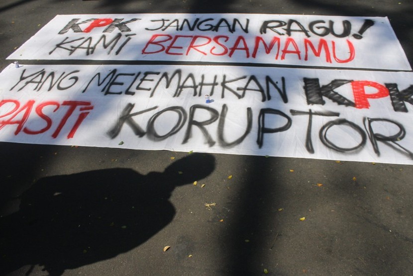 Pegiat anti korupsi membawa poster saat berunjuk rasa di depan gedung DPRD, Malang, Jawa Timur, Selasa (25/7). Mereka menuntut Ketua DPR Setyo Novanto mundur dari jabatannya selepas ditetapkan menjadi tersangka kasus KTP-el. 