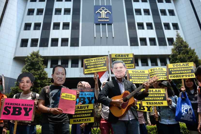 Pegiat anti korupsi yang tergabung dalam Koalisi Masyarakat Sipil Anti Korupsi melakukan aksi unjuk rasa di depan Kantor Kemenkumham Jakarta, Senin (22/9).(Republika/ Wihdan)