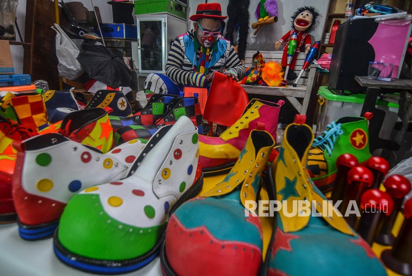 Pegiat Badut Galeri Tasik (BGT) Andi Purnama menyelesaikan pembuatan sepatu badut di galerinya Kampung Mancogeh, Kota Tasikmalaya, Jawa Barat, Selasa (17/12/2019). (Antara/Adeng Bustomi)