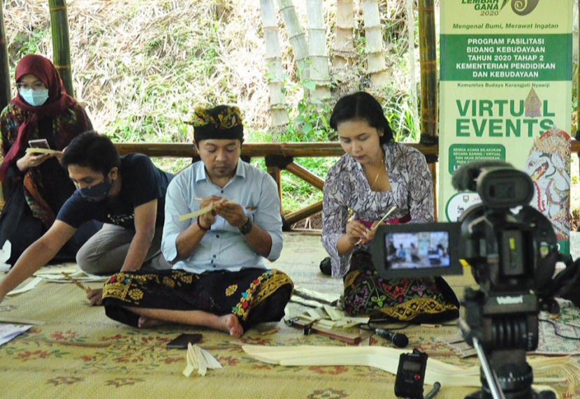 Pegiat dari Hanacaraka Society Bali, I Gede Gita Purnama Arsa Putra dan Dewa Ayu Carma Citrawati memberi materi pelatihan menulis dengan media daun lontar, pada acara Workshop Menulis Lontar pada acara Festival Lembah Gana 2020, Ahad (8/11).