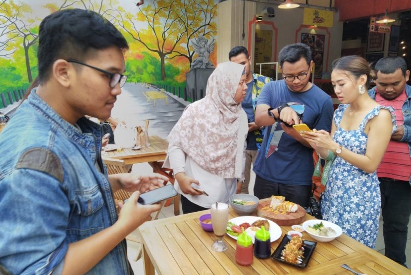 Pegiat Food, Travel,  dan Lifestyle Blogger,  Windy Iwand tengah menjelaskan teknik food photograpy dalam rangkaian acara Talkshow How to Kick Start Your Career as an Influencer di Warunk Orange, di Kota Bekasi. Sabtu, (1/12). 